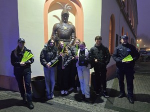 na zdjęciu widać policjantów i mieszkańców