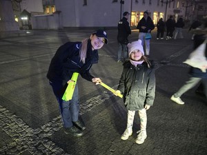 na zdjęciu widać policjantów i dzieci