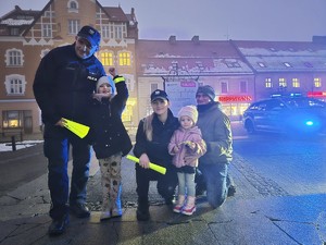 na zdjęciu widać policjantów i dzieci