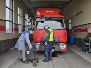 na zdjeciu widać policjanta i diagnostę