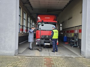 na zdjeciu widać policjanta i diagnostę