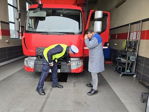 na zdjeciu widać policjanta i diagnostę