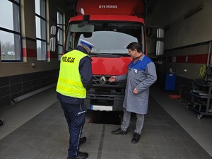 na zdjeciu widać policjanta i diagnostę