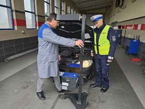 na zdjeciu widać policjanta i diagnostę