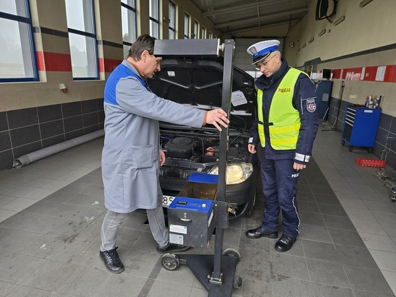 na zdjeciu widać policjanta i diagnostę