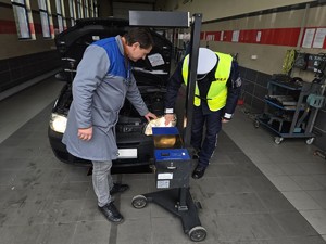 na zdjeciu widać policjanta i diagnostę