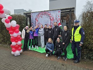 na zdjęciu widać policjanta i uczestników