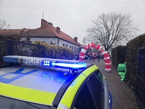 na zdjęciu widać policjanta i uczestników