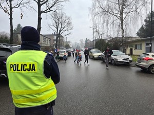 na zdjęciu widać policjanta i uczestników
