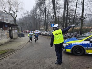 na zdjęciu widać policjanta i uczestników