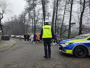 na zdjęciu widać policjanta i uczestników