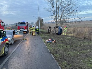 na zdjeciu widać służby i samochód