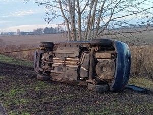 na zdjeciu widać samochód na boku