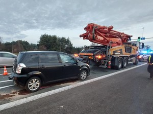 na zdjeciu widać rozbity samochód