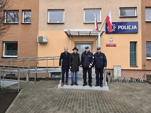 na zdjeciu widać policjantów i włodarzy