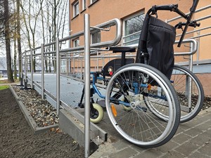 na zdjeciu widać podjazd i wózek inwalidzki