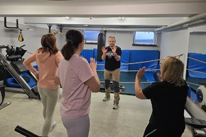 na zdjeciu widać uczestniczki szkolenia i instruktora