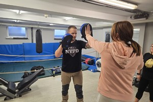 na zdjeciu widać uczestniczki szkolenia i instruktora