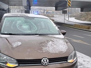 na zdjeciu widać uszkodzony samochód