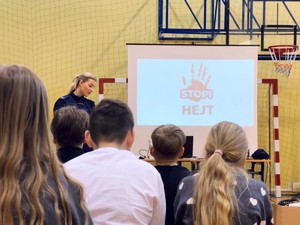 na zdjeciu widać policjantkę i dzieci