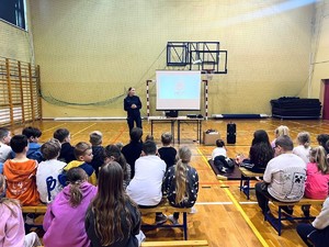 na zdjeciu widać policjantkę i dzieci