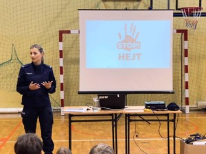 na zdjeciu widać policjantkę