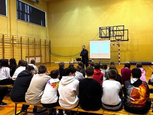 na zdjeciu widać policjantkę i dzieci