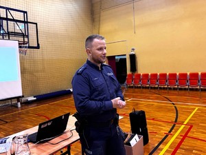 na zdjeciu widać policjanta