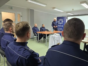 na zdjeciu widać policjantów