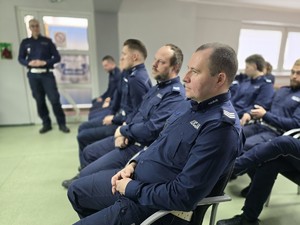 na zdjeciu widać policjantów