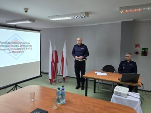 na zdjeciu widać policjantów