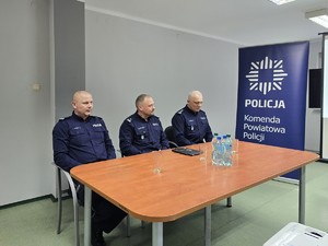 na zdjeciu widać policjantów