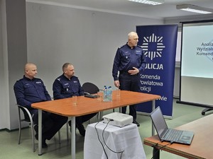na zdjeciu widać policjantów