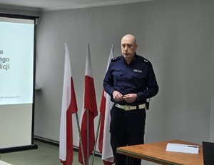 na zdjeciu widać policjanta
