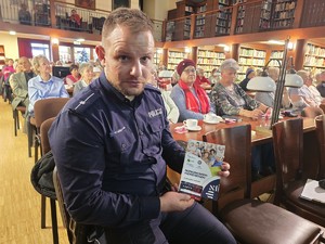 na zdjeciu widać policjanta i seniorów