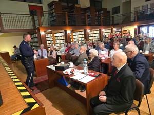 na zdjeciu widać policjanta i seniorów