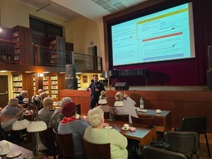 na zdjeciu widać policjanta i seniorów