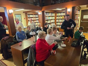 na zdjeciu widać policjanta i seniorów