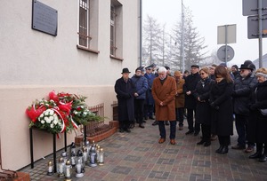 na zdjęciu widać mundurowych i inne osoby