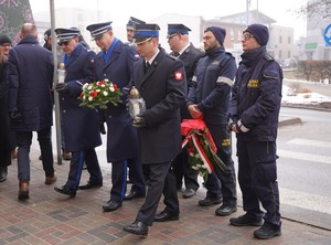 na zdjęciu widać mundurowych i inne osoby