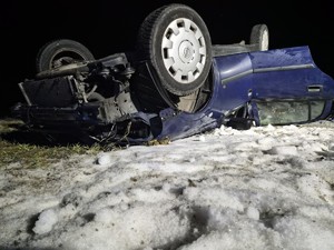 na zdjęciu widać samochód na dachu