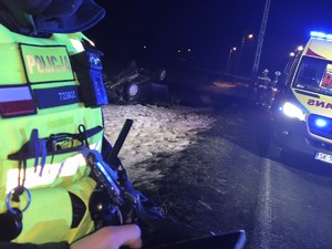 na zdjęciu widać samochód na dachu