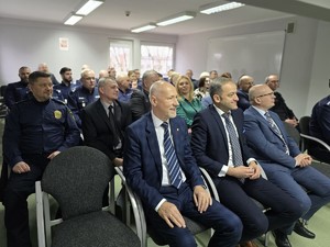 na zdjeciu widać gości i policjantów