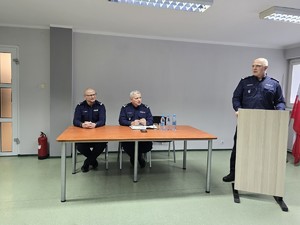 na zdjeciu widać policjantów