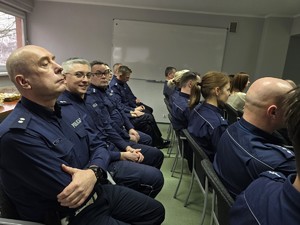 na zdjeciu widać policjantów