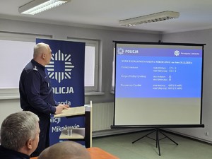 na zdjeciu widać policjantów