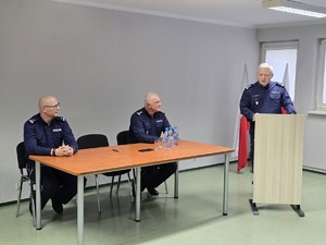 na zdjeciu widać policjantów
