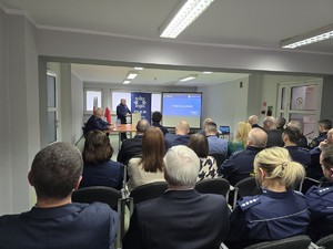 na zdjeciu widać gości i policjantów