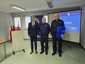 na zdjeciu widać gości i policjantów