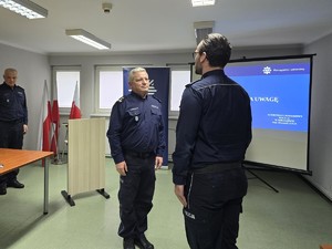 na zdjeciu widać policjantów